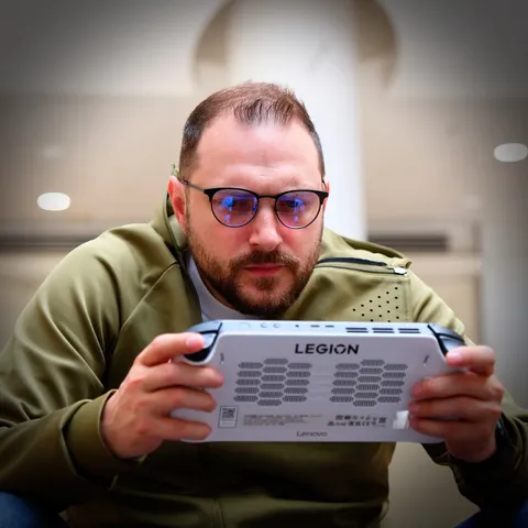 🎮 Когато молът може да се превърне в Night City…
Lenovo Legion GO S - гейминг сетъп, който ми позволи да играя една от тежките игри на място, което не съм очаквал 😉

#359zing #gaming #LegionGoS #CyberpunkMood #mall #gamingconsole